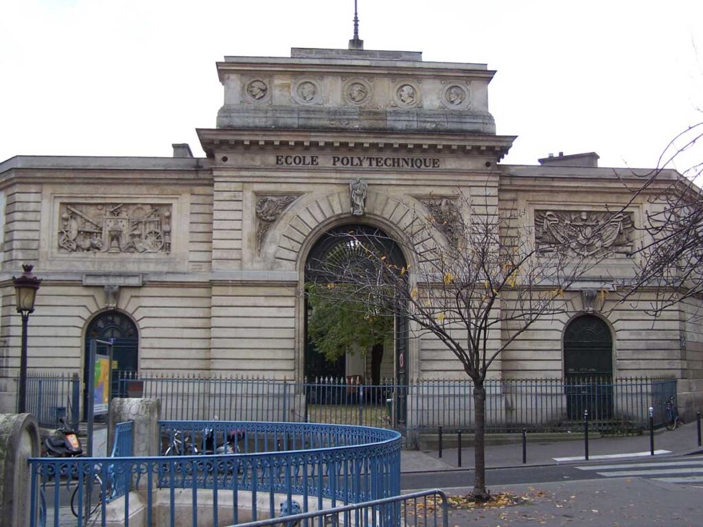 La École Polytechnique está situada en París, Francia y es una de las mejores y más prestigiosas.