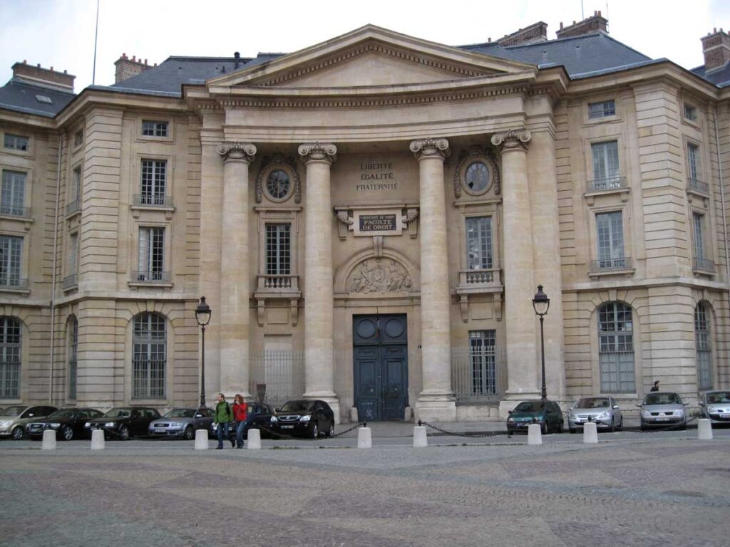París 1 Pantheon Sorbonne desciende la antigua universidad de la Sorbona.