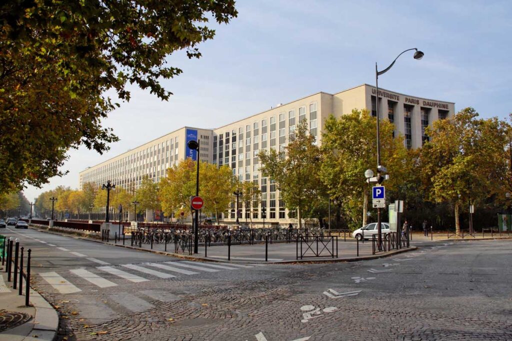 Universidad de Ciencias y letras en París, Francia.