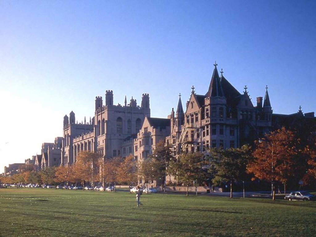 Entre las diez mejores universidades de Estados Unidos se encuentra la universidad de Chicago.