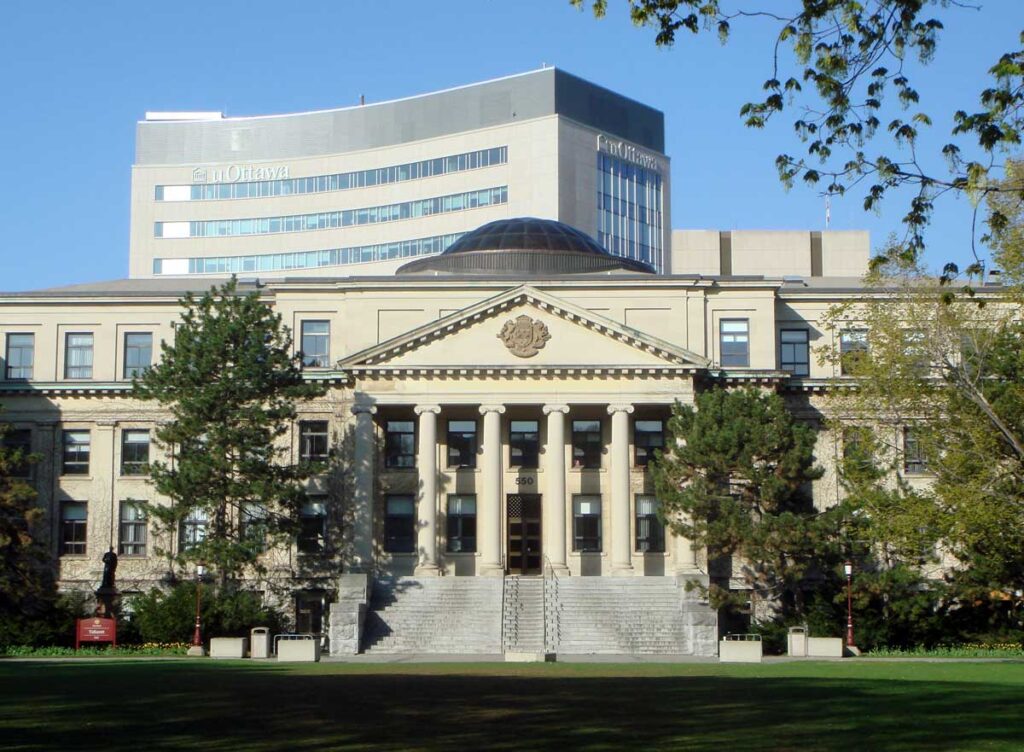 La universidad de Ottawa, fachada de la facultad principal.