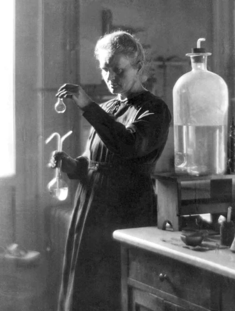Marie Curie es una de las figuras femeninas más relevantes en la historia de la ciencia, especialmente en la química. 