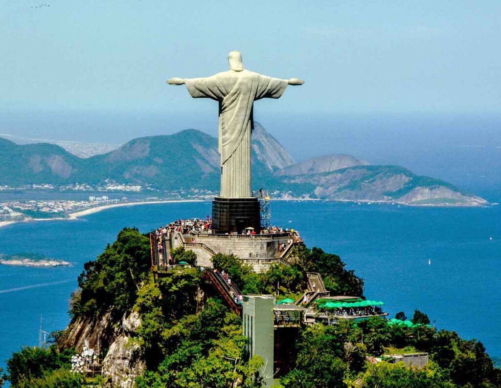 Vista trasera del Cristo del Corcovado, situado en el monte Corcovado en Brasil y considerado una de las maravillas del mundo moderno.