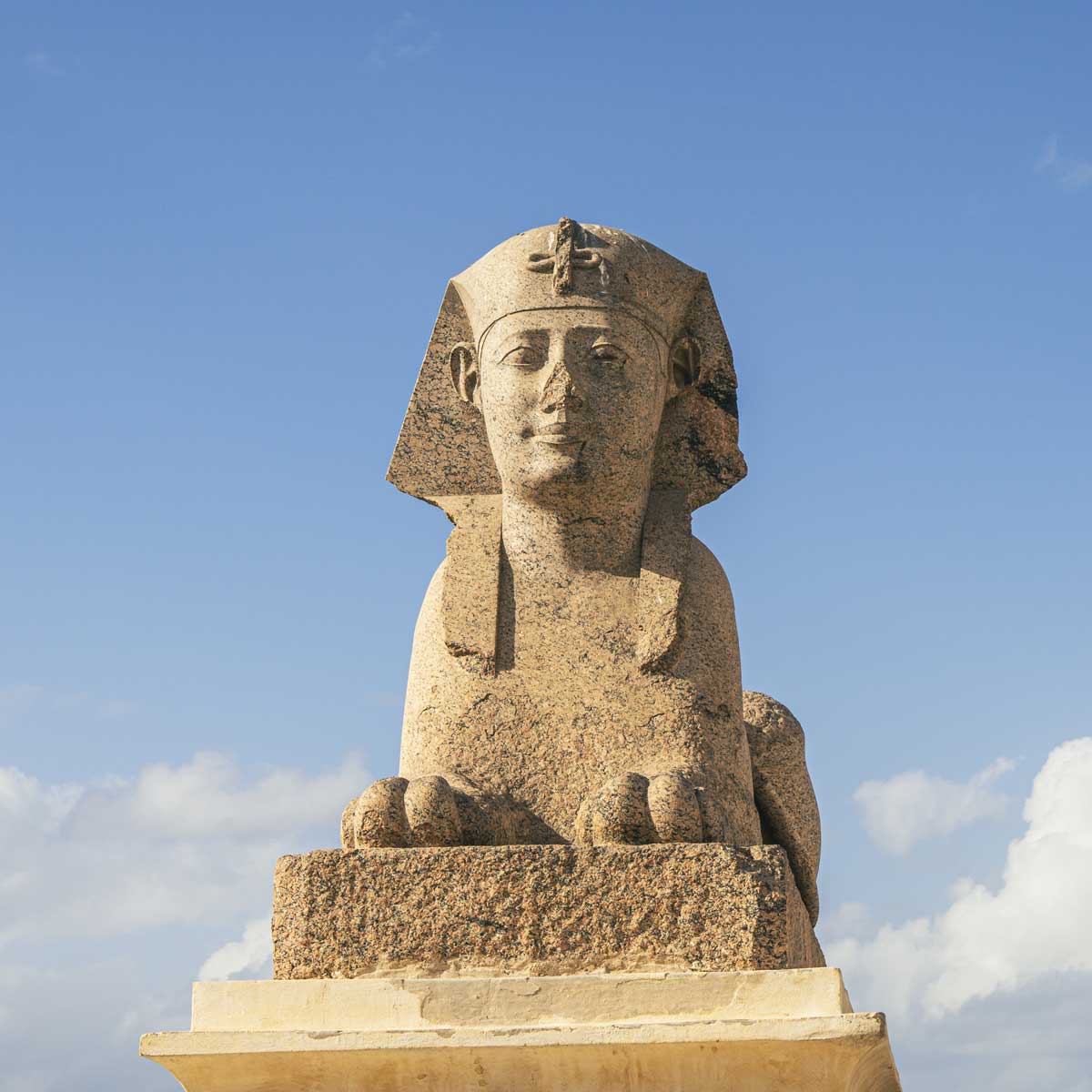 La Esfinge es especialmente conocida por las estatuas egipcias en las que se representan.