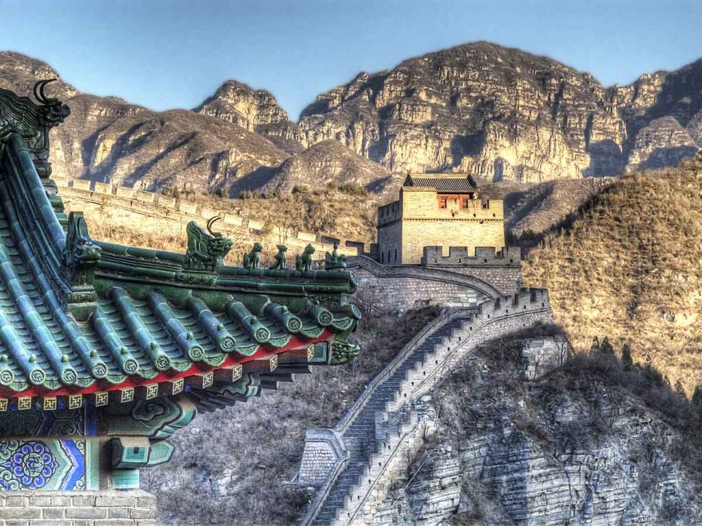 Fotografía interior de la Gran Muralla China en la que podemos apreciar la belleza de esta maravilla del mundo moderno.
