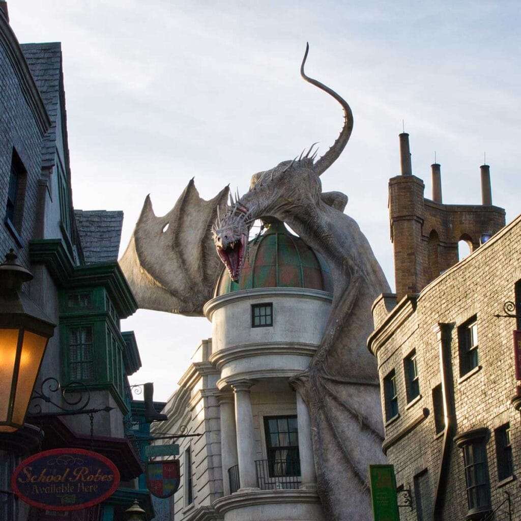 Harry Potter cuenta con un gran número de referencias a personajes y criaturas de la mitología de distintas culturas.