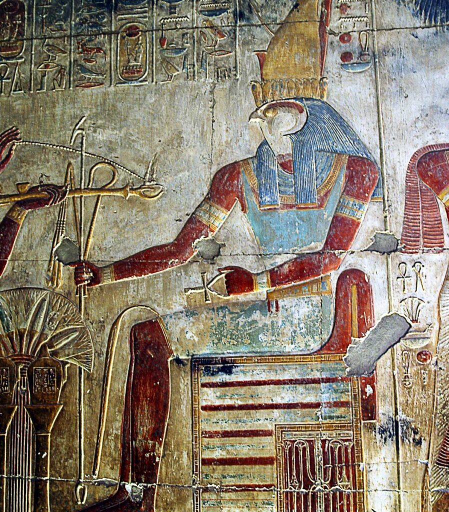 Horus, el dios halcón, asociado a símbolos populares como el ojo de Horus.