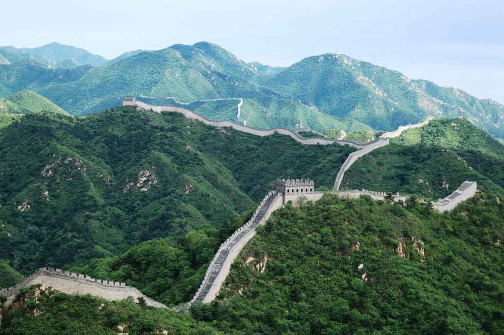 La Gran Muralla China es un monumento colosal, construido durante más de dos mil años, por lo que sin ninguna duda es una de las siete maravillas del mundo moderno.