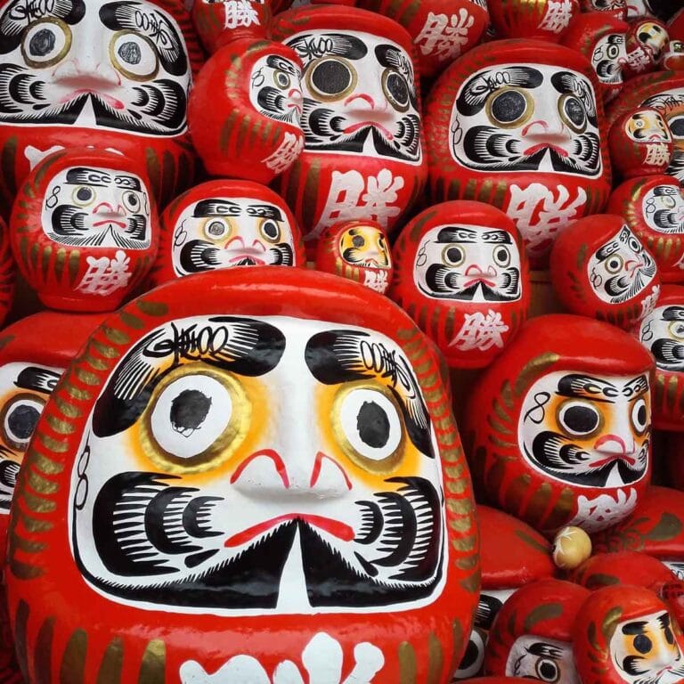 El muñeco Daruma japonés, su significado, historia y simbología.