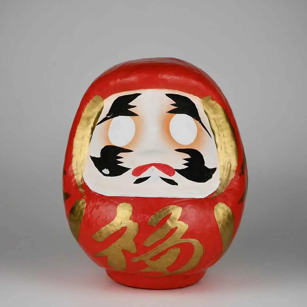 Muñeco Daruma sin ojos para que la persona los pinte.