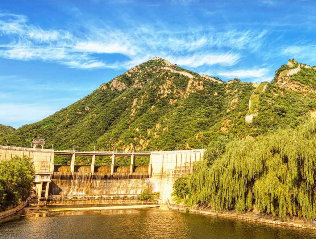 La Gran Muralla China aprovechaba los elementos geográficos como los ríos para añadir protección.