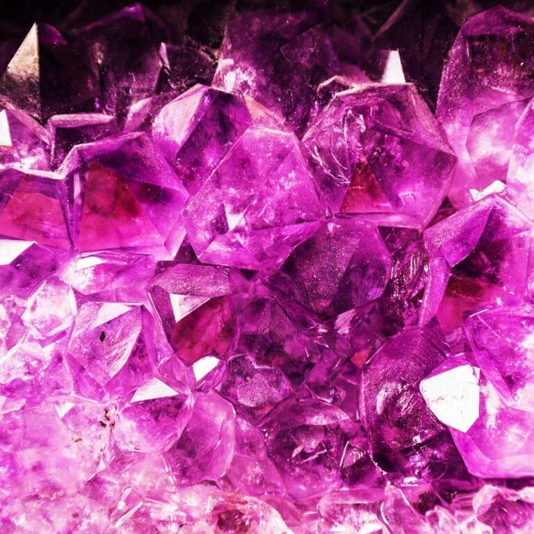 La amatista como gema, su significado, simbología y usos a lo largo de la historia.